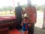 bupati-oku-timur-hm-kholid-md-saat-menyerahkan-kartu-identitas-anak_20160814_140739.jpg