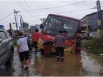 bus-transmusi-atau-teman-bus-terperosok-masuk-ke-dalam-parit-di-tegal-binangun-kamis-612022.jpg