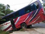 bus-yang-ditumpangi-anak-santri-123.jpg
