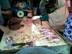 daging-ayam-di-pasar-suak-bato-kecamatan-26-ilir_20150617_122013.jpg
