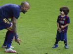 daniel-alves-bicara-kepada-anak-gerrard-pique-milan-pique-mubarak_20150607_090549.jpg