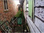 danila-saat-menunjukan-lokasi-penemuan-mayat-di-jalan-kh-azhari-kamis-2112021.jpg