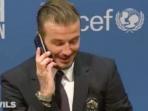 david-beckham-saat-mengangkat-telepon-milik-wartawan-seusai_20151115_165129.jpg