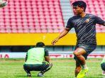denny-arwin-saat-bertandingan-bersama-sriwijaya-fc-di-laga-ujicoba.jpg