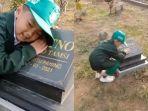 ditemani-sang-ibu-bocah-tersebut-datang-ke-makam-ayahnya-sebelum-berangkat-ke-sekolah.jpg