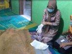 dokter-periksa-korban-bunuh-diri-oku.jpg