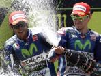 dua-pebalap-movistar-yamaha-valentino-rossi-dan-jorge-lorenzo_20151019_200936.jpg