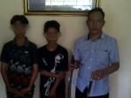 dua-pemuda-saat-diamankan-di-polsek-su-i_20160104_181225.jpg