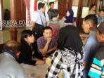dua-staf-dari-mlj-membantu-warga-untuk-melengkapi-berkas-yang-akan-diserahkan-ke-bpls_20150712_214904.jpg