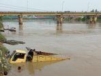 dump-truck-terjun-ke-sungai-rawas-di-rt-9-kelurahan-muara-rupit-kecamatan-rupit-musi-rawas-utara.jpg