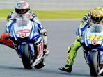 duo-pebalap-tim-movistar-yamaha-valentino-rossi-kanan-dan-jorge-lorenzo_20151015_145836.jpg