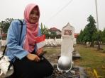 ega-pratiwi-mahasiswi-poltek-negeri-sriwijaya-makam-pahlawan_20151107_162747.jpg