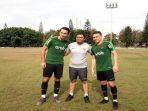egy-maulana-vikri-dan-ezra-walian-bersama-media-officer-timnas-u-23-indonesia-bandung-saputra.jpg