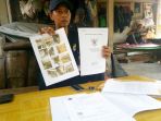 eko-purnomo-37-tengah-memperlihatkan-surat-sertikat-rumah_20180915_084956.jpg