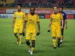 ekspresi-pemain-sriwijaya-fc-setelah-kalah-dengan-psms-medan-pada-liga-1-indonesia_20181019_225931.jpg