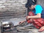 erni-pakai-kayu-bakar.jpg