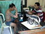 feri-pratama-tersangka-penodongan-di-dalam-bus-kota-ketika-diinterogasi.jpg