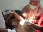 firli-15-mendapat-perawatan-di-puskesmas-surulangun-usai-kena-tujah-di-kelurahan-pasar-surulangun.jpg