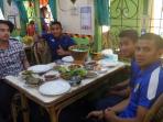 firman-utina-cs-saat-menikmati-pindang-di-satu-restoran-di-palembang.jpg