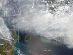 foto-kabut-asap-oleh-satelit-nasa-di-wilayah-kalimantan-dan-sumatra_20151022_185903.jpg