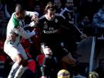 gareth-bale-berebut-bola-dengan-defender-cordoba-edimar-fraga.jpg