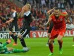 gareth-bale-mencetak-gol-ke-gawang-thibaut-courtois-saat-wales_20150613_075459.jpg