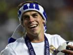 gareth-bale-pake-kain-di-kepala.jpg