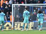gelandang-crystal-palace-luka-milivojevic-mencetak-gol-ke-gawang-arsenal_20181028_232221.jpg