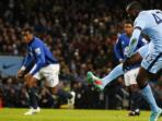 gelandang-manchester-city-yaya-toure-melepaskan-tembakan-dari-titik-penalti.jpg