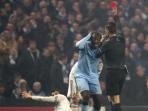 gelandang-manchester-city-yaya-toure-tengah-mendapat.jpg