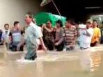 gotong-keranda-mayat-terobos-banjir.jpg