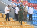 gubernur-sumsel0-alex-noerdin-melihat-kursi-penonton-yang-dirusak-suporter-sriwijaya-fc_20180724_054808.jpg