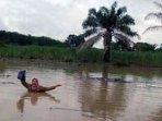 guru-sd-terobos-banjir-di-lampung.jpg