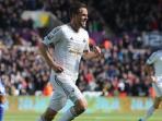 gylfi-sigurdsson-merayakan-gol-swansea-city-ke-gawang-chelsea_20160410_073113.jpg