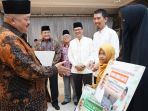 harumkan-nama-sumsel-alex-noerdin-hadiahi-aisyah-umrah-dan-sepeda-motor_20180625_141705.jpg