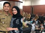 hengky-kurniawan-ditemani-istri-sonya-fatmala-dan-dua-anak-mereka-saat-dinas_20180926_154612.jpg