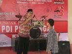 heri-amalindo-memberikan-pertanyaan-kepada-peserta-festival-band-pdip_20160501_183436.jpg