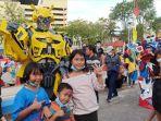 heriyanto-saat-menghibur-pengunjung-dengan-cosplay-robot-bumble-bee-di-festival-sungai.jpg