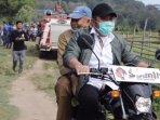 herman-deru-naik-motor-dengan-bupati-oku.jpg