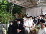 herman-deru-saat-pelepasan-jenazah-ibu-mertua-hj-ailuni-husni-sabtu-2912022.jpg