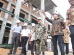 irman-gusman-tinjau-gedung-dpd.jpg