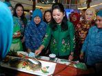 istri-gubernur-ajak-makan-ikan.jpg