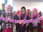 istri-gubernur-sumsel-hj-eliza-alex-noerdin-meresmikan-pusat-oleh-oleh-kabupaten-banyuasin_20150805_171234.jpg