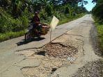jalan-berlubang-di-muratara.jpg