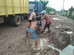 jalan-desa-rimba-terap-berlumpur-usai-hujam-deras-kemarin_20161028_173511.jpg