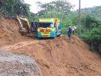 jalan-lintas-sumsel-dan-bengkulu-di-kelurahaan-kayuare-oku-selatan-diperbaiki.jpg