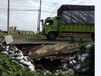 jalan-perbatasan-lubuklinggau-dan-muara-beliti-ambles.jpg