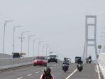 jembatan-suramadu-sepeda-motor-honda-beat-menjadi-perhatian-karena-ditinggal-pemiliknya.jpg