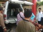 jenazah-karoman-dibawa-pulang.jpg