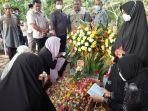 johan-anuar-wakil-bupati-oku-non-aktif-dimakamkan.jpg